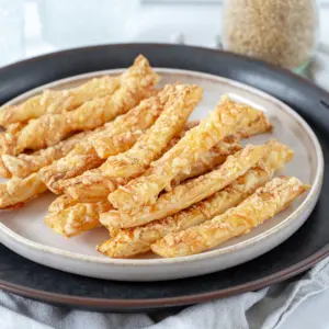 Zelf bladerdeeg kaasstengels recept maken