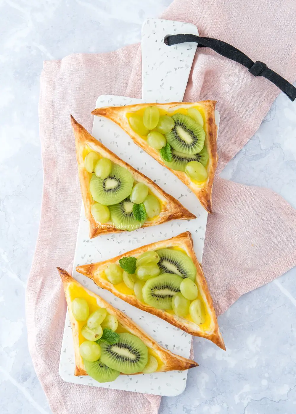 Bladerdeeg taartjes met druiven en kiwi