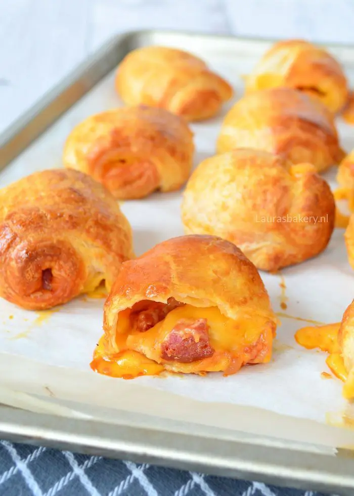 chorizo-cheddar croissant hapjes