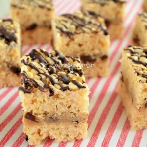 COOKIE DOUGH RICE KRISPIE TREATS