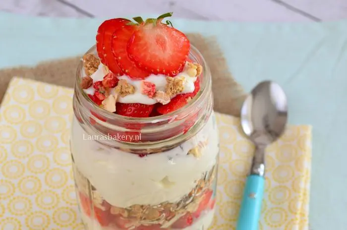 hangop met muesli en aardbeien 2a