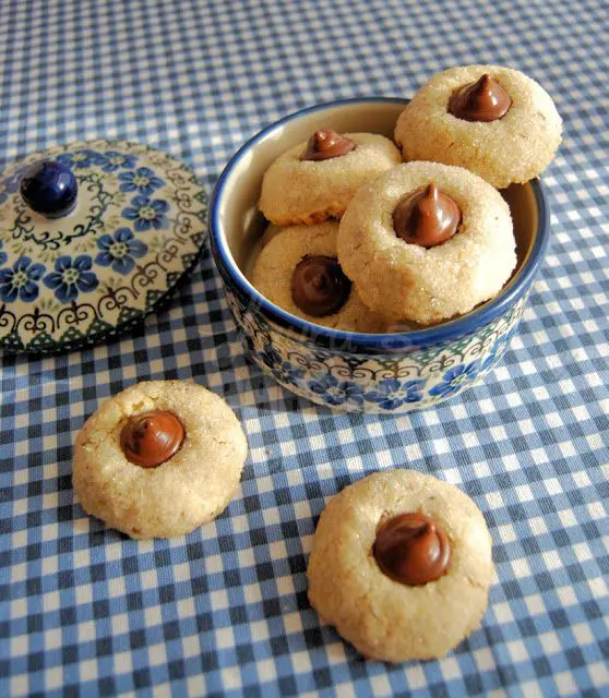 Hazelnut blossom kiss cookies