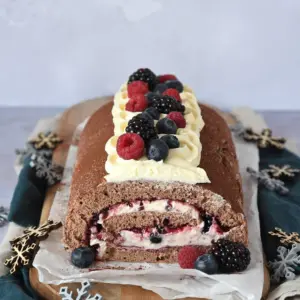 CHOCOLADE CAKEROL MET BOSVRUCHTEN
