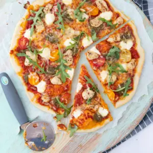 pizza met kip en pesto