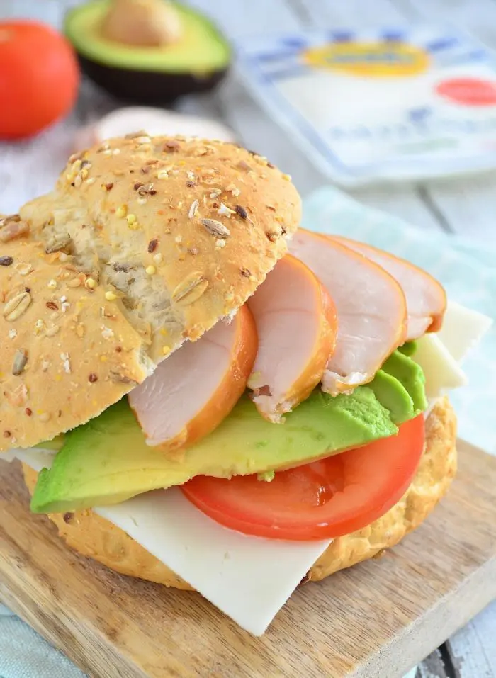 Meergranen bol met geitenkaas, avocado en kip