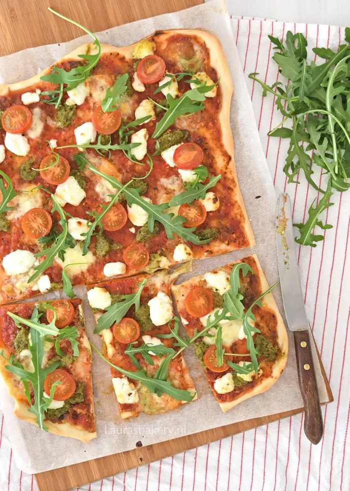 Pizza met geitenkaas en pesto 2a