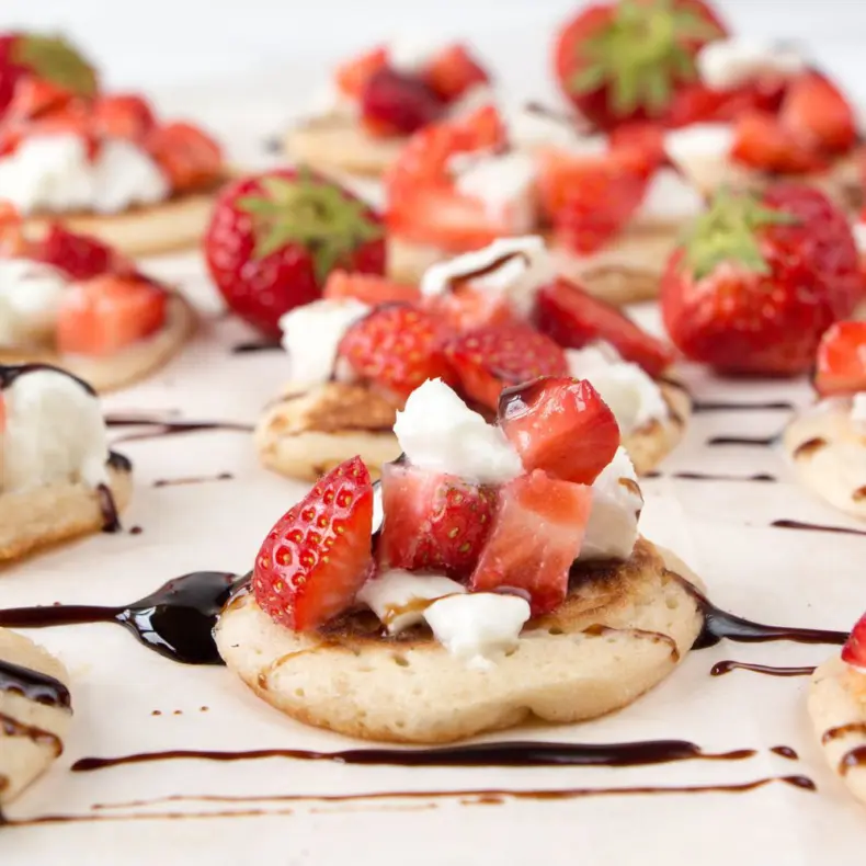 Aardbei-mozzarella blini's