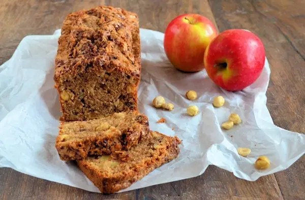 Appel-kaneel cake met noten