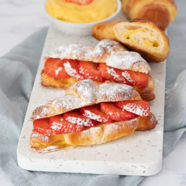 Banketbakkersroom croissants met aardbeien