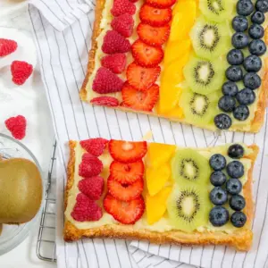 Bladerdeeg plaattaart met fruit uitgelicht