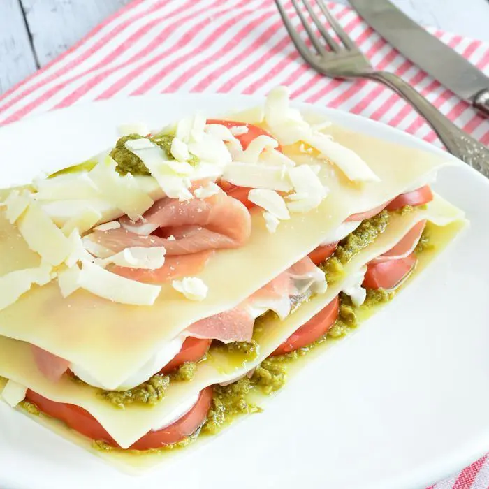 Caprese lasagne salade met parmaham