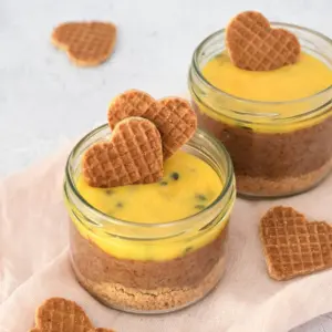 CHOCOLADEMOUSSE MET PASSIEVRUCHT EN STROOPWAFEL maken 2