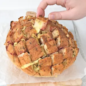 CRANBERRY-BRIE PLUKBROOD