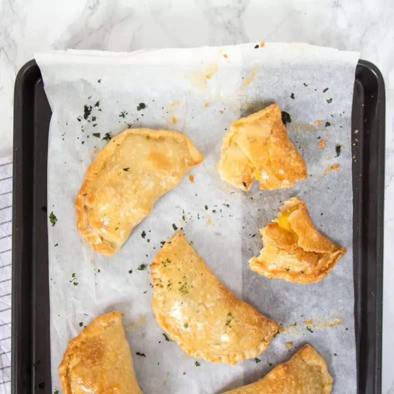 Mango-brie empanada's