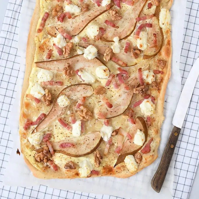 Flammkuchen met peer en geitenkaas
