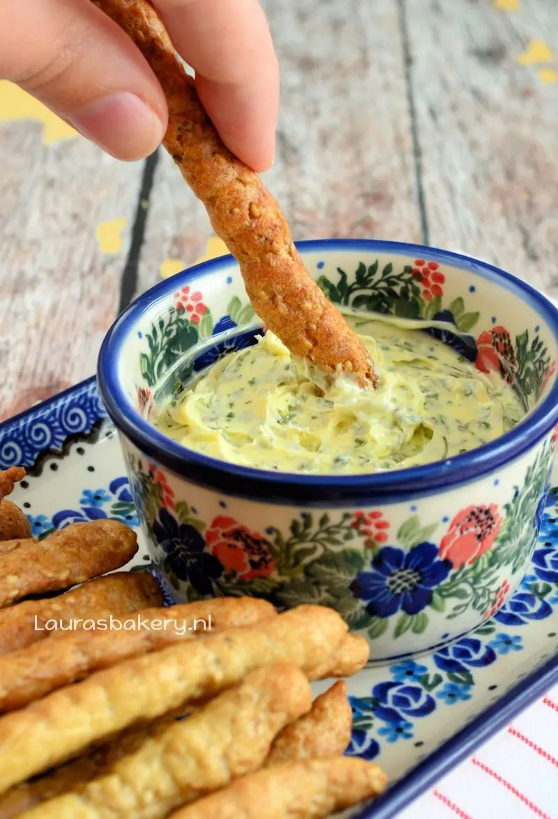 knapperige broodstengels met dip