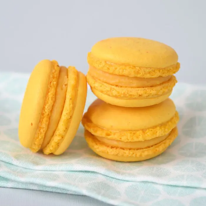 Mango-passievrucht macarons