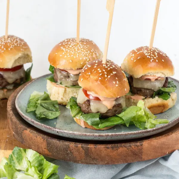 Met kaas gevulde mini cheeseburgers