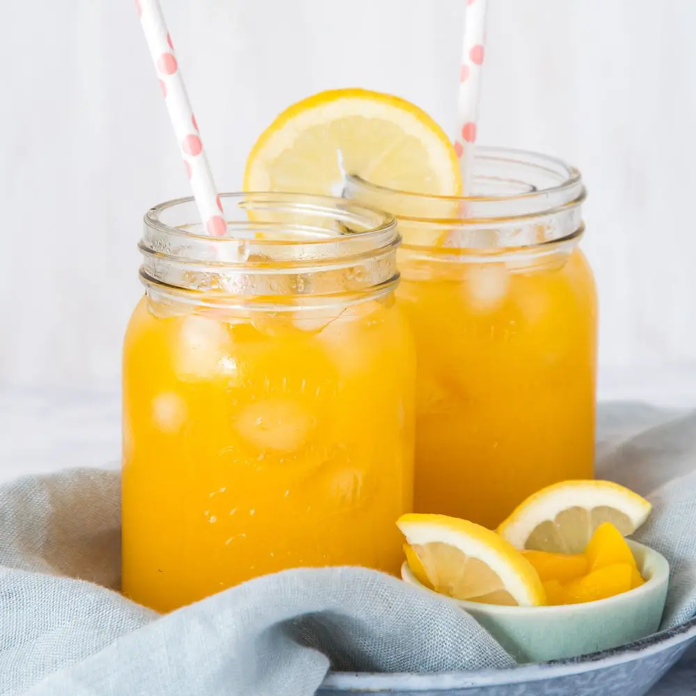 limonade in glas met citroen en perzik