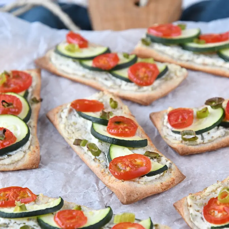 Pizzasticks met ricotta, courgette en tomaat