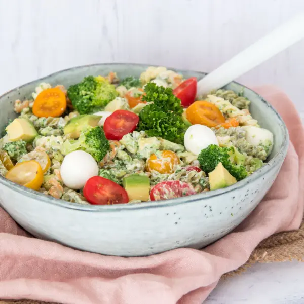 Snelle pastasalade met broccoli en avocado