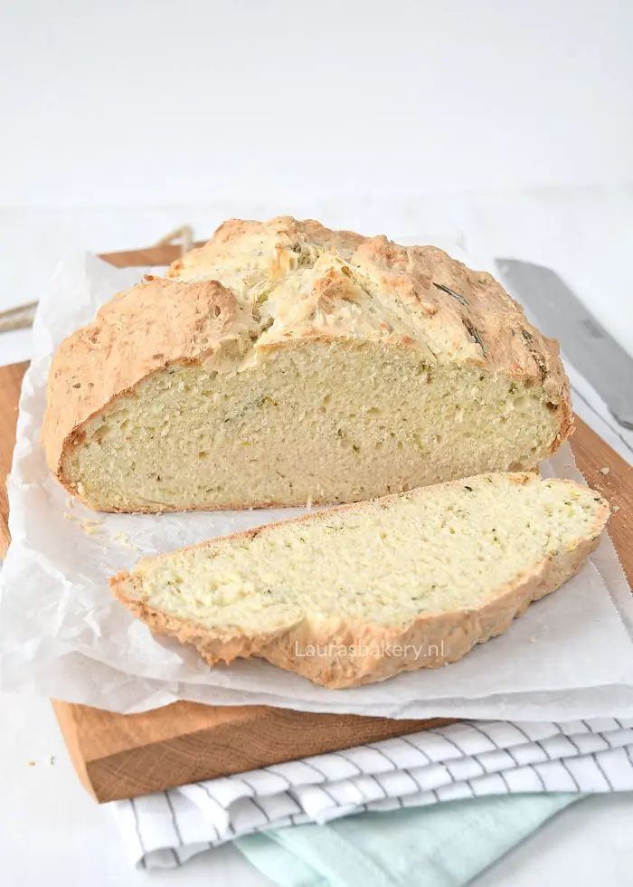 Soda bread met rozemarijn en tijm + review het hartige bakboek