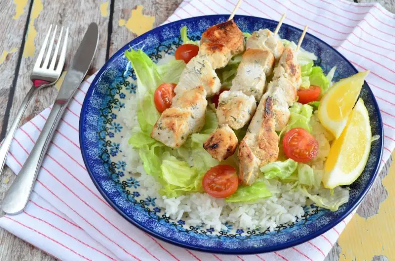 Laura Kookt: Souvlaki met rijst en salade