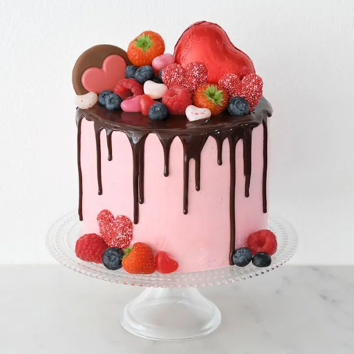 Buiten Maak een bed Zenuwinzinking Valentijn drip cake - Laura's Bakery