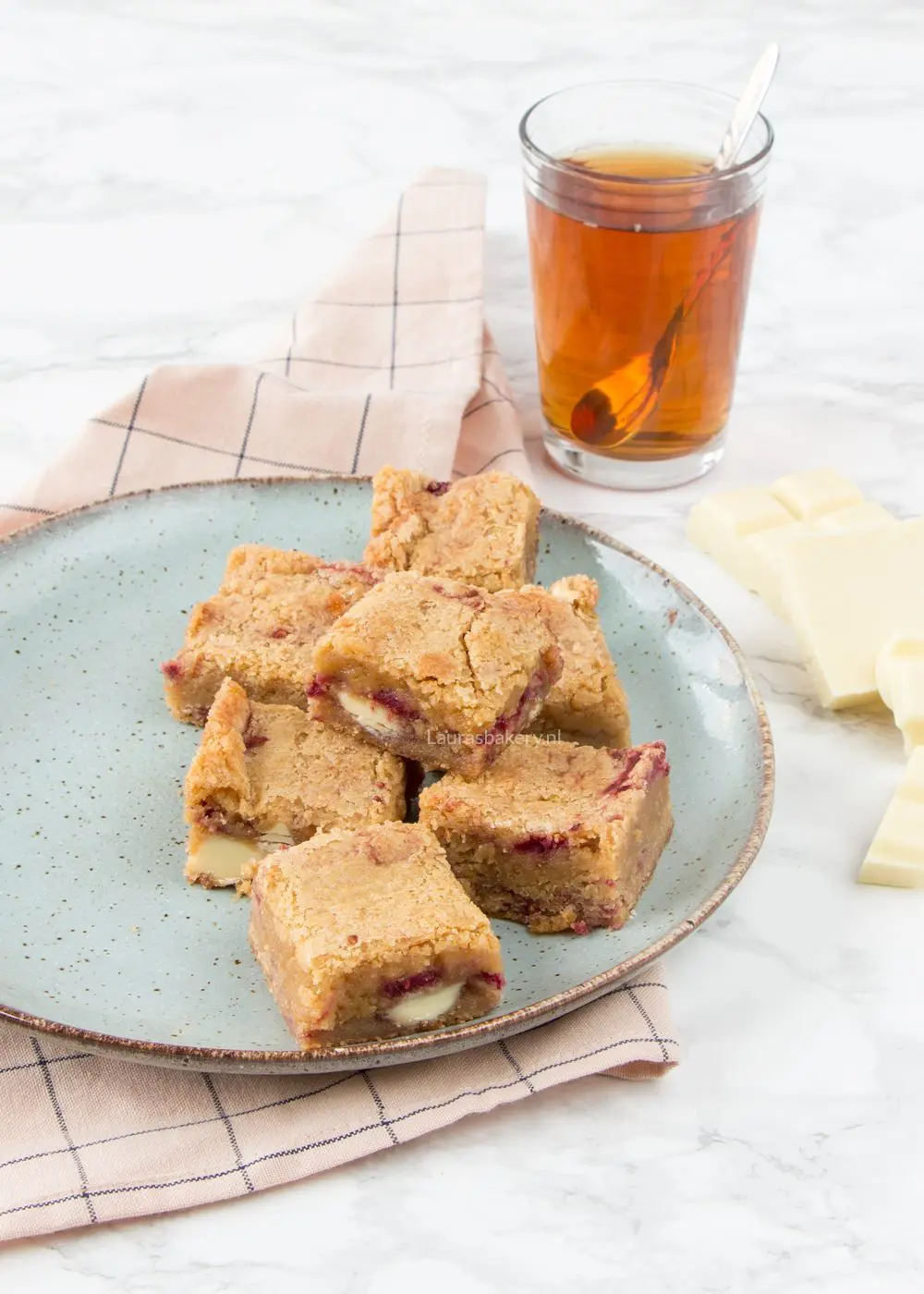Witte chocolade blondies met frambozen