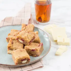 Witte chocolade blondies met frambozen uitgelicht