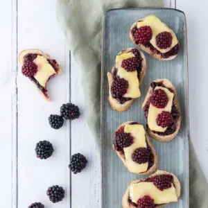 BRUSCHETTA MET BRIE EN BRAMEN maken