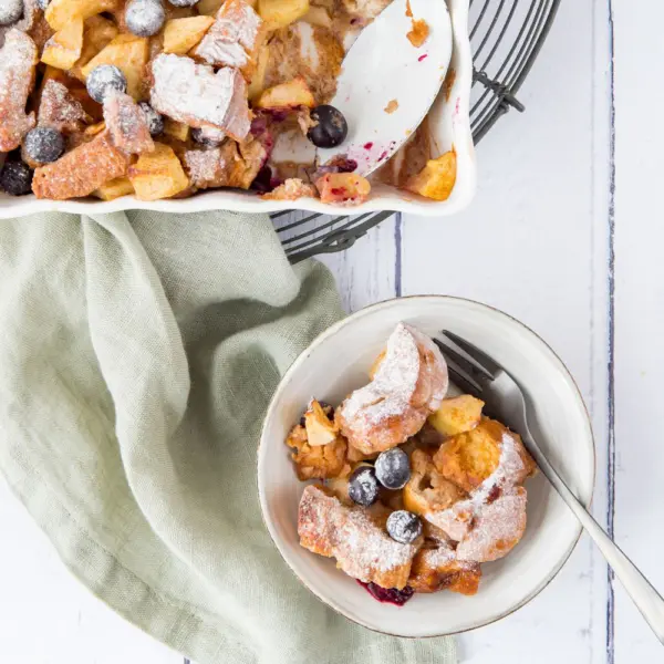 Suikerbroodpudding met appel en blauwe bessen