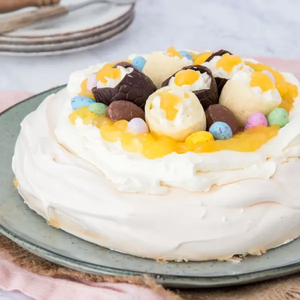 Lemon curd pavlova