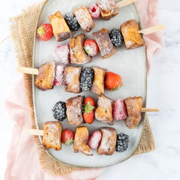 Wentelteefjes spiesen met rood fruit
