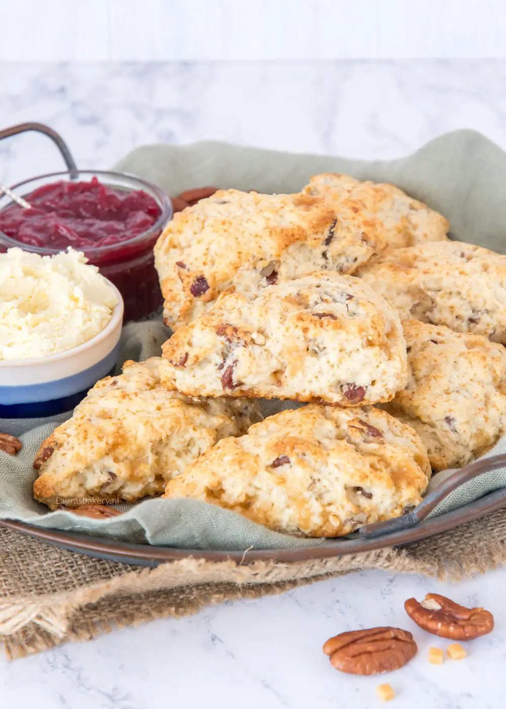 Karamel-pecan scones