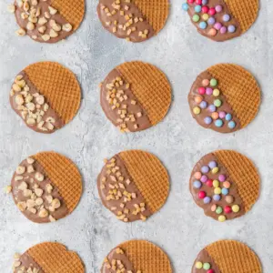 Stroopwafels met chocola versieren