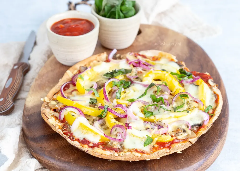Platbroodpizza met mozzarella en champignons