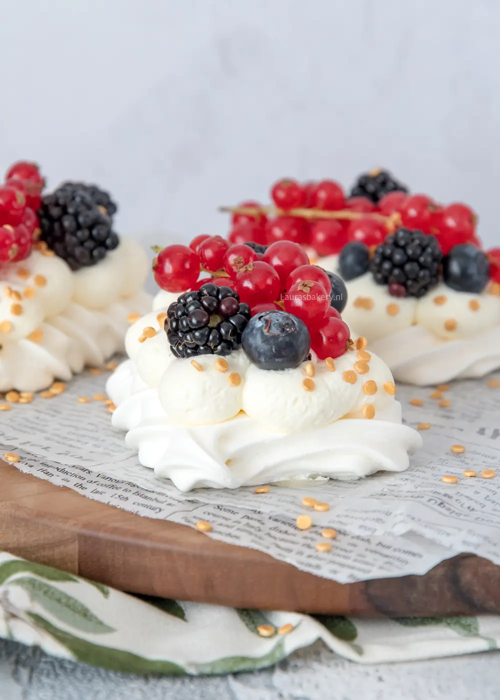 Kerstschuimpjes met room en rood fruit