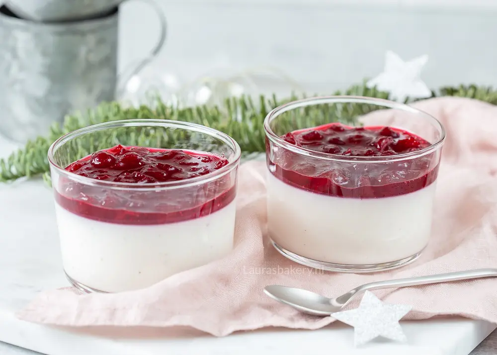 Panna cotta met cranberry compôte