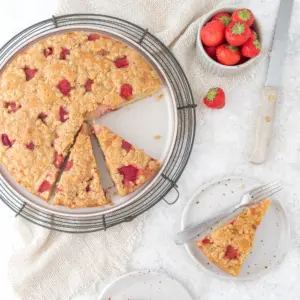 AARDBEIENCAKE MET KRUIMELTOPPING