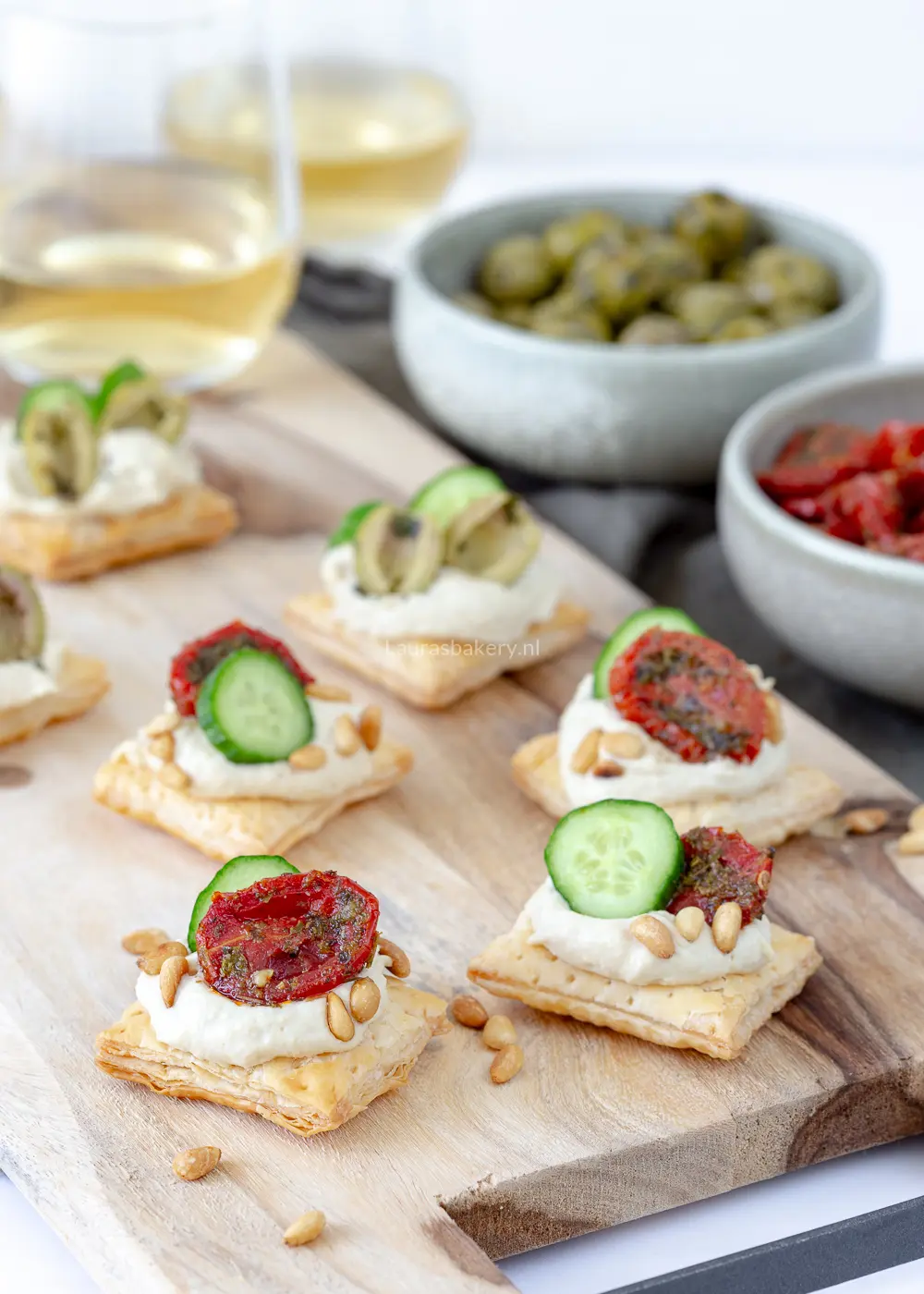 Vegetarische bladerdeeghapjes met hummus
