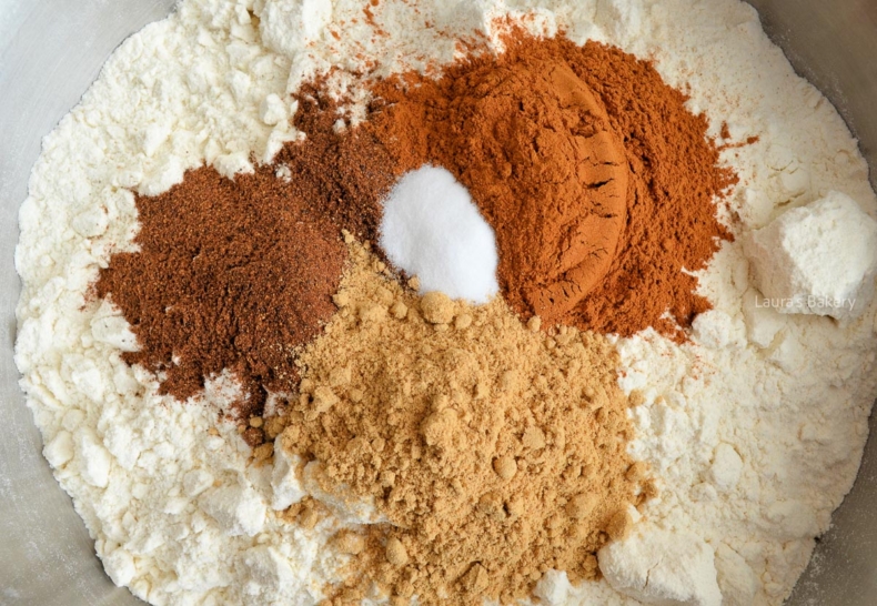 Meng bloem, gingerbread kruiden en zout in een aparte kom