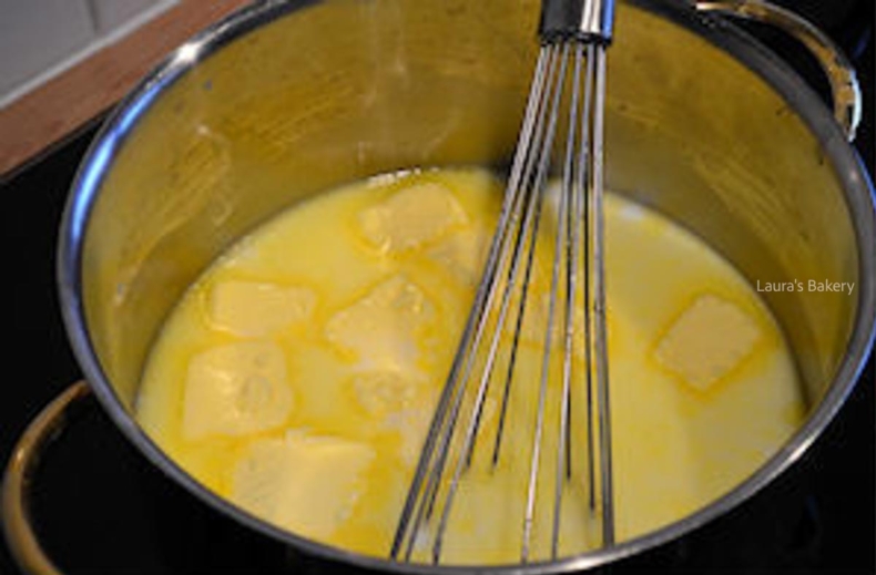 Breng melk, boter en water aan de kook