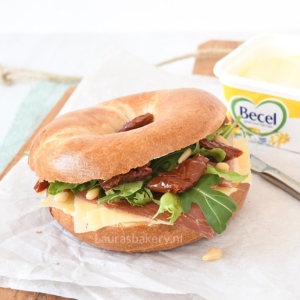 bagel met oude kaas en parmaham