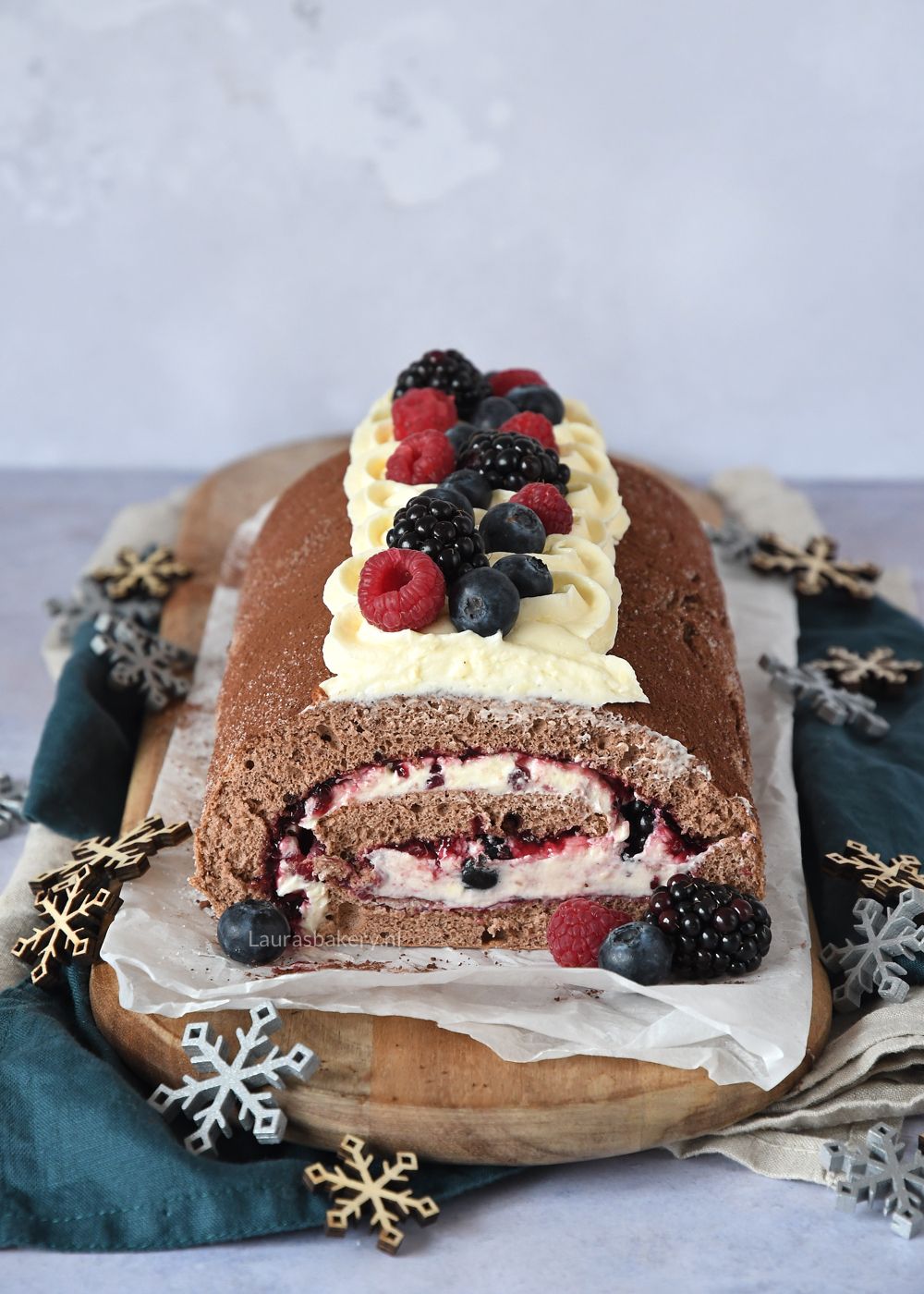CHOCOLADE CAKEROL MET BOSVRUCHTEN taart 