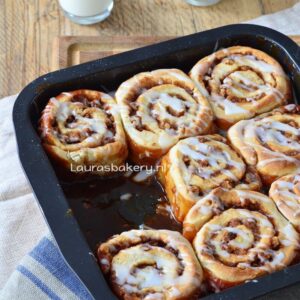 CINNAMON ROLLS MET PECANNOTEN EN KARAMELSAUS maken