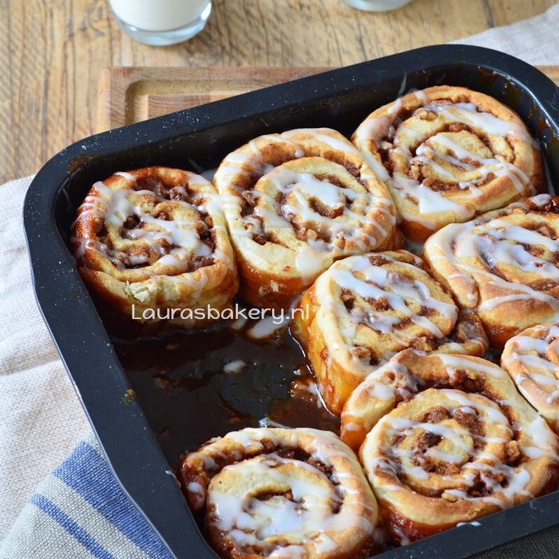 Cinnamon rolls met pecannoten en karamelsaus