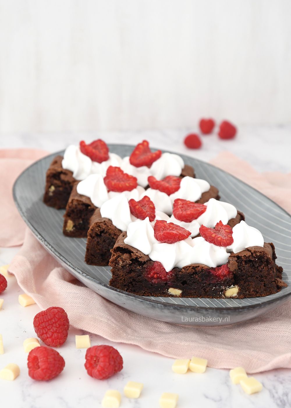 FRAMBOZEN-WITTE CHOCOLADE BROWNIES MET MERINGUE
recept