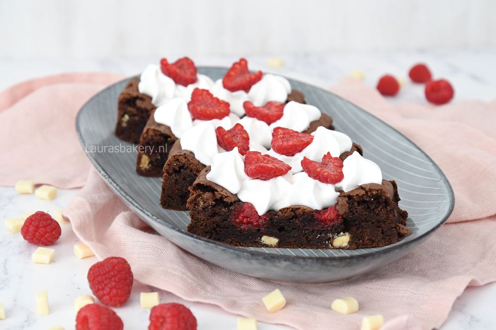 recept FRAMBOZEN-WITTE CHOCOLADE BROWNIES MET MERINGUE
