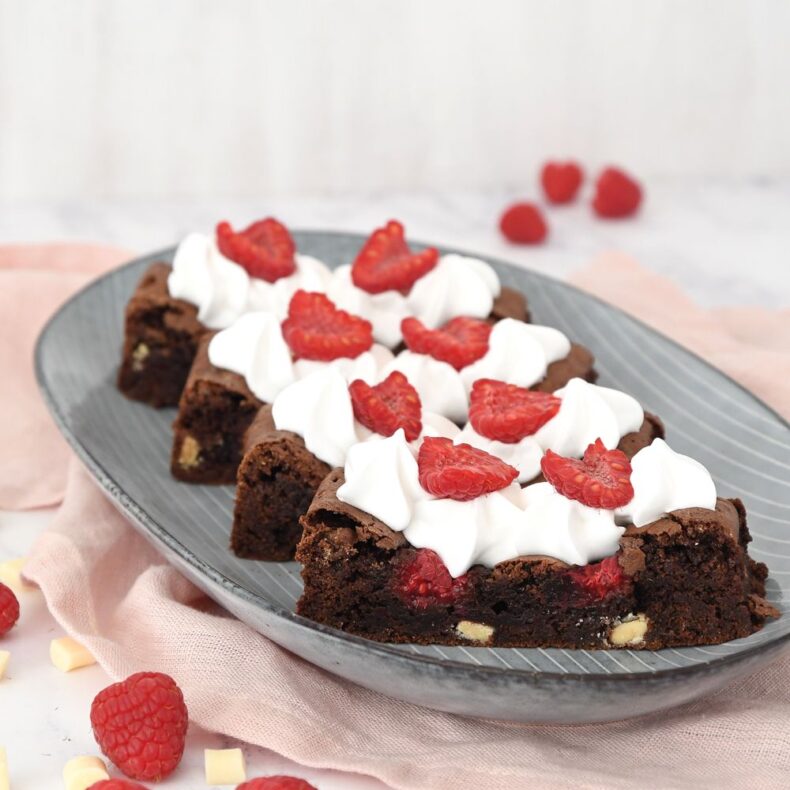 Frambozenwitte chocolade brownies met meringue Laura's Bakery